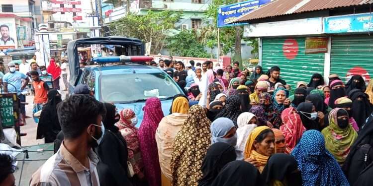আড়াইহাজারে আ. লীগ নেতা জুয়েলের মুক্তির দাবীতে থানা ঘেরাও