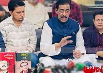 নারায়ণগঞ্জে সাংবাদিকদের কাদা ছোড়াছুড়ি : সমালোচনার ঝড়