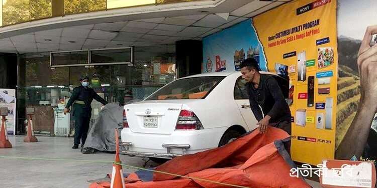 বেপরোয়া গাড়ি চাপায় কিশোর আহত, তদ্বিরে ম্যানেজ