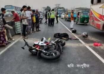 সড়কে ঝড়লো বিশ্ববিদ্যালয়ের শিক্ষার্থীর প্রাণ