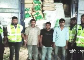কভার্ডভ্যান ভর্তি নিষিদ্ধ পলিথিন জব্দ, আটক ৩