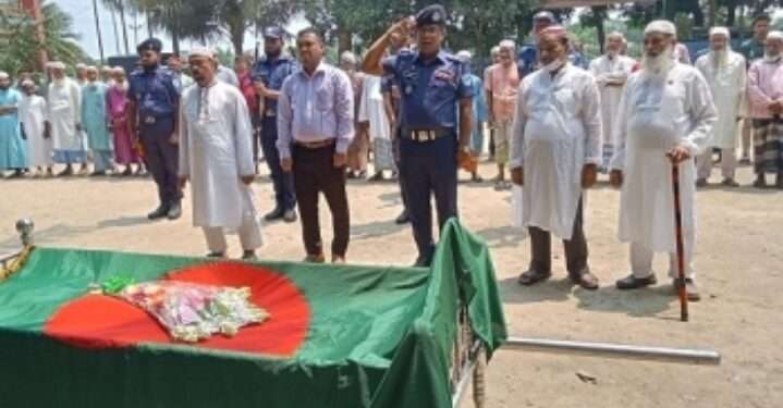 আড়াইহাজারে বীর মুক্তিযোদ্ধাকে রাষ্ট্রীয় মর্যাদায় দাফন