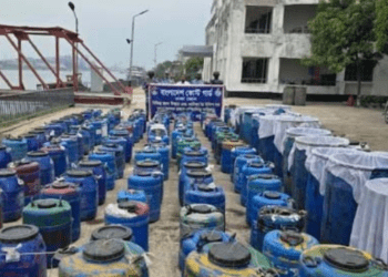 নারায়ণগঞ্জে অবৈধ চিংড়ির রেণু জব্দ করেছে কোস্ট গার্ড