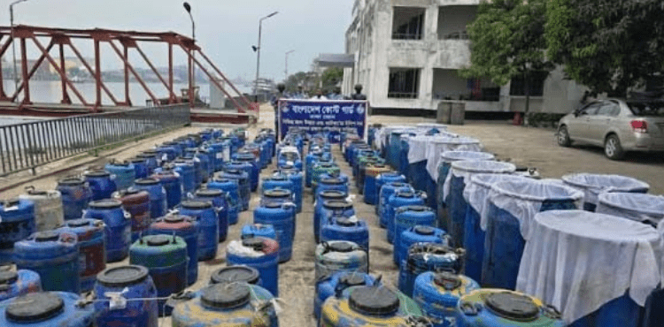 নারায়ণগঞ্জে অবৈধ চিংড়ির রেণু জব্দ করেছে কোস্ট গার্ড