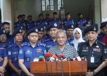 ‘লুট হওয়া অস্ত্র উদ্ধারে তৎপর রয়েছে সরকার’- স্বরাষ্ট্র উপদেষ্টা