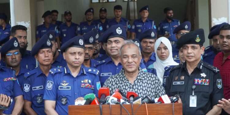 ‘লুট হওয়া অস্ত্র উদ্ধারে তৎপর রয়েছে সরকার’- স্বরাষ্ট্র উপদেষ্টা