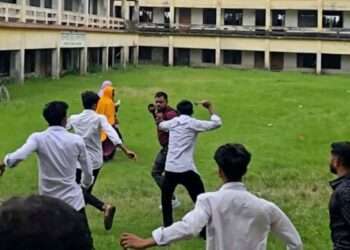 ৪১ শিক্ষার্থীকে বেত্রাঘাত, সাংবাদিকদের হাতুড়িপেটা