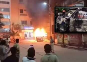 ভিক্টোরিয়া হাসপাতালের সামনে অ্যাম্বুলেন্সে আগুন, ড্রাইভার দগ্ধ