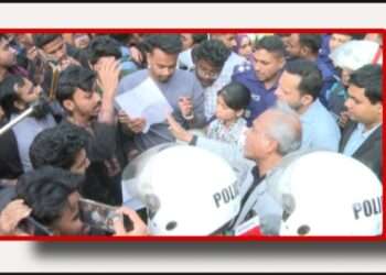 “উপদেষ্টার গাড়ি আটকে বিক্ষোভ, ব্যর্থ নিরাপত্তা ব্যবস্থার নগ্ন চিত্র”