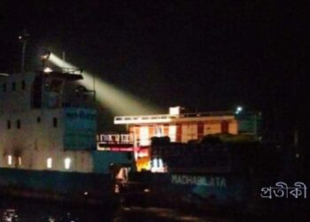 ধলেশ্বরীতে ফেরি দুর্ঘটনা: ট্রাকসহ পাঁচ যান নদীতে, নিখোঁজ ভ্যানচালক