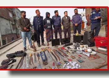 নারায়ণগঞ্জে মাদক ও দেশীয় অস্ত্রের আস্তানা থেকে ‘ফাইটার মনির’ গ্রেপ্তার