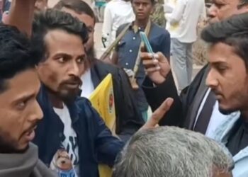 বিচারের মঞ্চে দলীয় তাণ্ডব : নারায়ণগঞ্জ আদালতে ছাত্রদল বিতর্কে