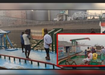 সোনারগাঁ-এ মেঘনায় বালু লুট : প্রশাসন অমান্য, সংঘর্ষে উত্তাল বৈদ্যের বাজার