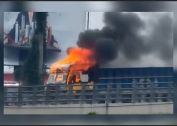 কাঁচপুর ব্রিজে নিয়ন্ত্রণ হারিয়ে ট্রাকে আগুন, আহত অন্তত ১