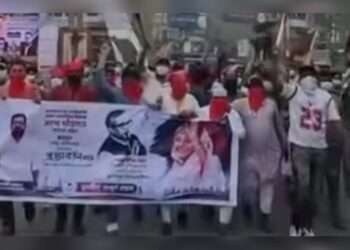 চাষাঢ়ায় মুখে লাল কাপড় বেঁধে যুবলীগের সাড়াশি মিছিল