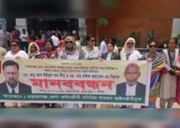 নারী আইনজীবীকে পিটিয়ে ‘নর্তকী’ তকমা : টিপু-রফিকের শাস্তি দাবি