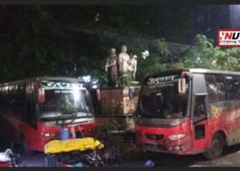 ভাস্কর্য সরানোর তোড়জোড়, বাসস্ট্যান্ডে নীরবতা