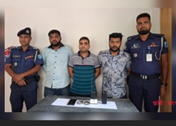 ভুয়া ডিজিএফআই : পরিচয়পত্র ও ওয়াকিটকিসহ আটক ৩