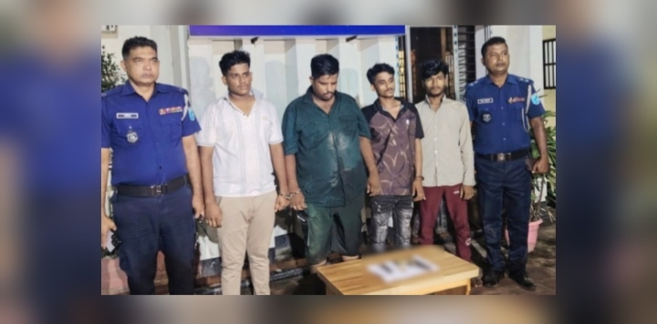 মাদকের নিয়ন্ত্রণে দুই গ্রুপ, অস্ত্রসহ গ্রেপ্তার ৪